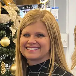 Woman in front of a christmas tree